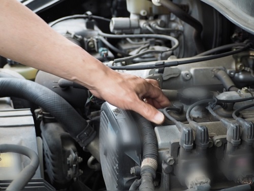 自動車エンジンルーム点検