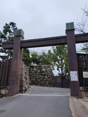 鳥居風の城門