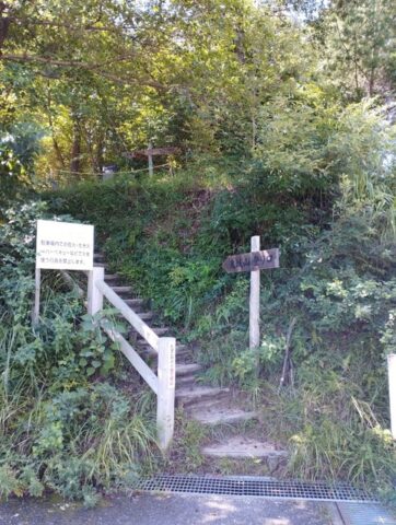 駐車場から登山口へ