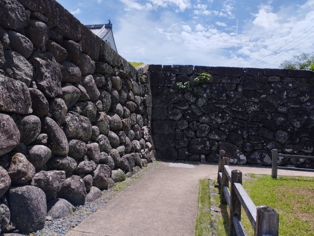 中へ