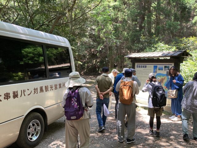 金田城登山口までマイクロバスで移動