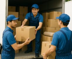 引越し業者がトラックに荷物を積み込んでいる図png